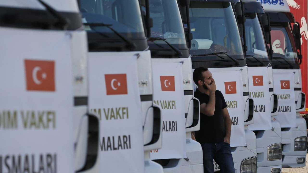 Ein LKW-Fahrer wartet vor seinem Wagen, um Hilfsgüter von einer türkischen regierungsnahen Hilfsorganisation nach Idlib zu bringen.