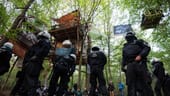 Polizisten unter Baumhäusern: Die Polizei setzt die Räumung der Baumhäuser von Umweltschützern und Braunkohlegegnern im Hambacher Forst fort.