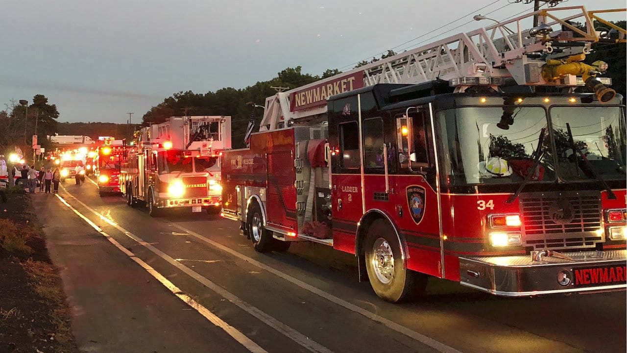 Feuerwehrfahrzeuge aus den umliegenden Gemeinden kommen in Lawrence an.