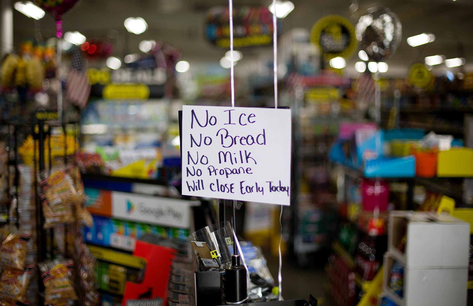 Ein Zettel in einer Ladentür: Viele Lebensmittel sind ausverkauft, die Geschäfte schließen wegen des Sturms früher.