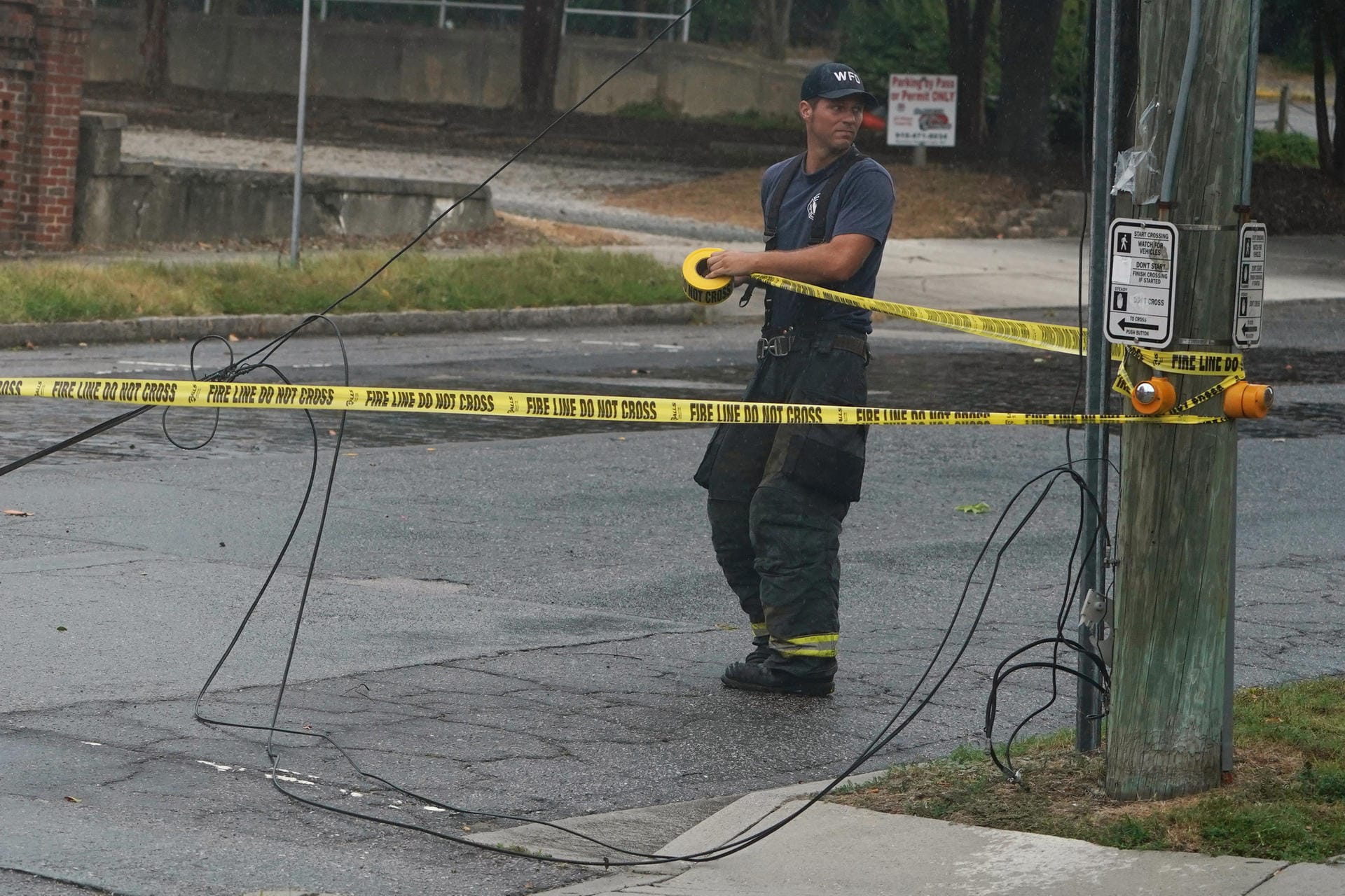 Ein Feuerwehrmann sperrt einen beschädigten Strommast ab: Überschwemmungen, peitschender Regen und heftige Böen kommen mit dem Hurrikan "Florence."