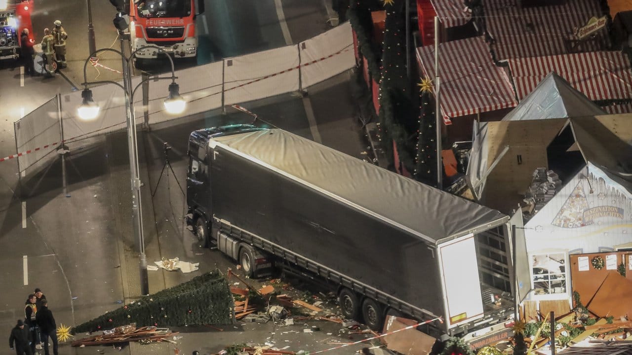 Bilder der Zerstörung nach dem Amri-Attentat auf dem Berliner Weihnachtsmarkt am Breitscheidplatz.