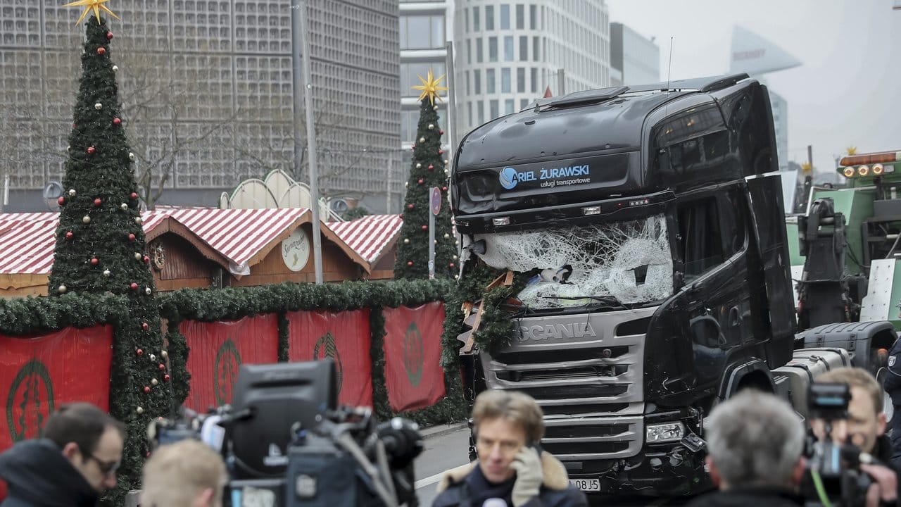Am Tag danach: Der Lkw, den Amri für seinen Terror benutzte, steht noch auf dem Berliner Breitscheidplatz.