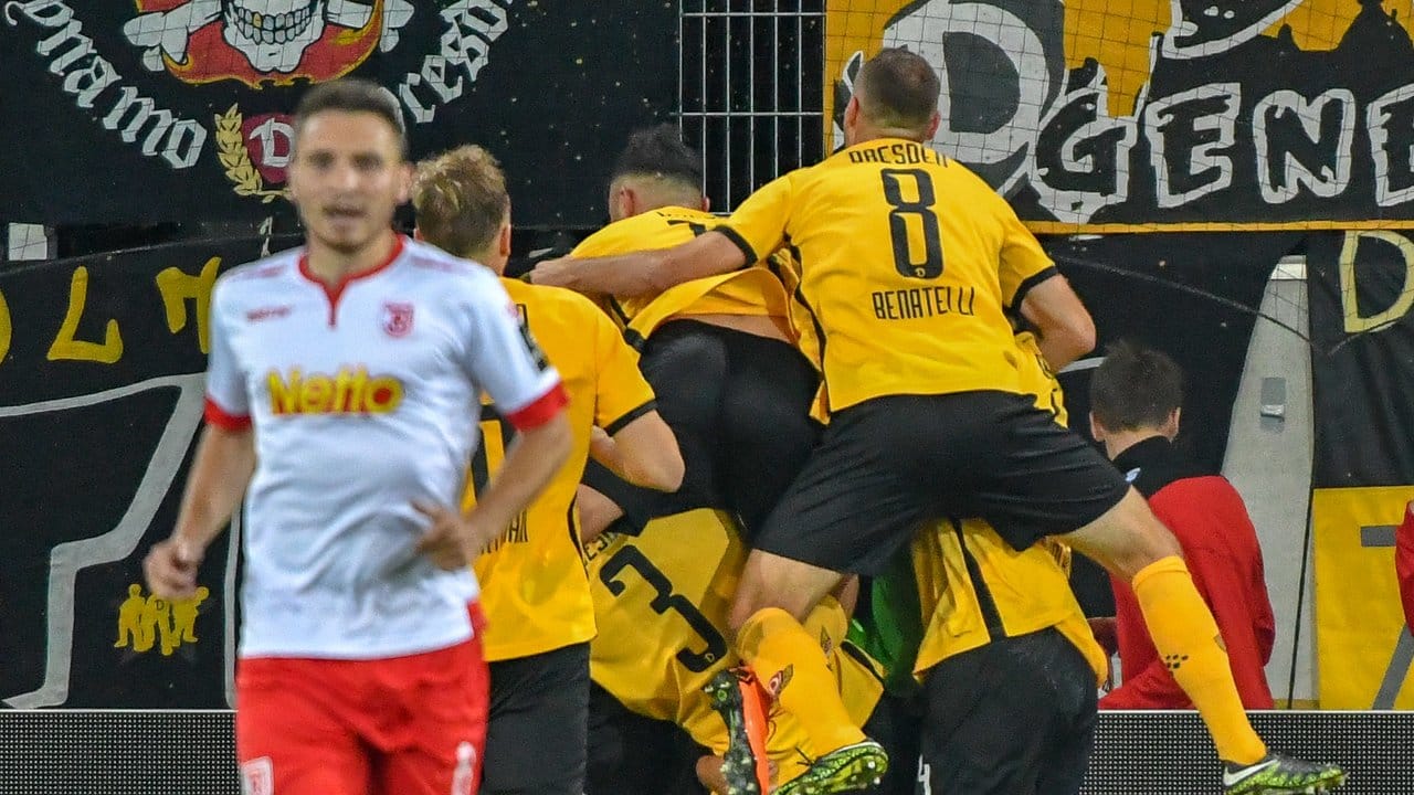 Die Mannschaft von Dynamo Dresden jubelt nach dem Treffer zum 2:0 gegen Jahn Regensburg.