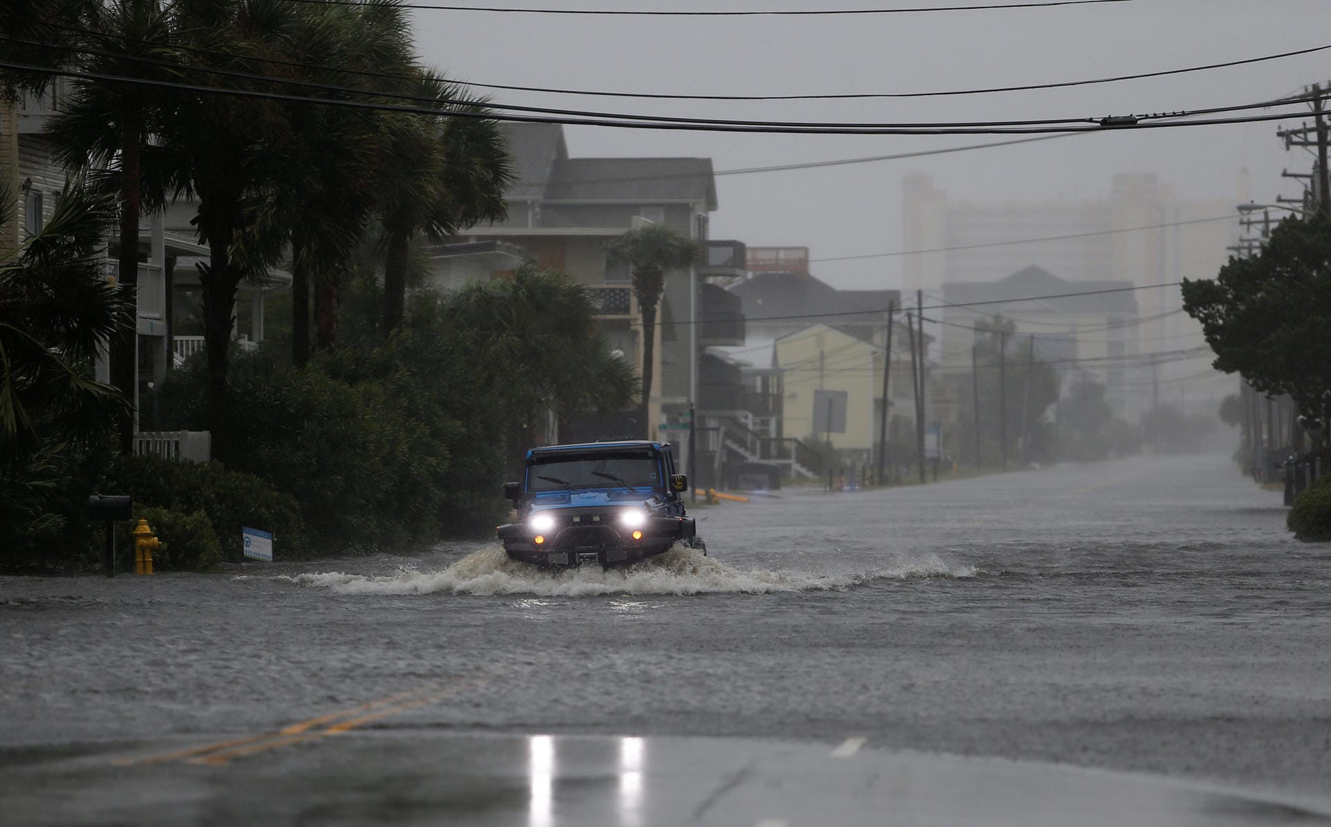 Ein Auto fährt über eine überflutete Straße in North Myrtle Beach, South Carolina: Das gefährlichste an "Florence", sagen Experten, sind die Wassermassen. Die Fluten könnten meterhoch werden.