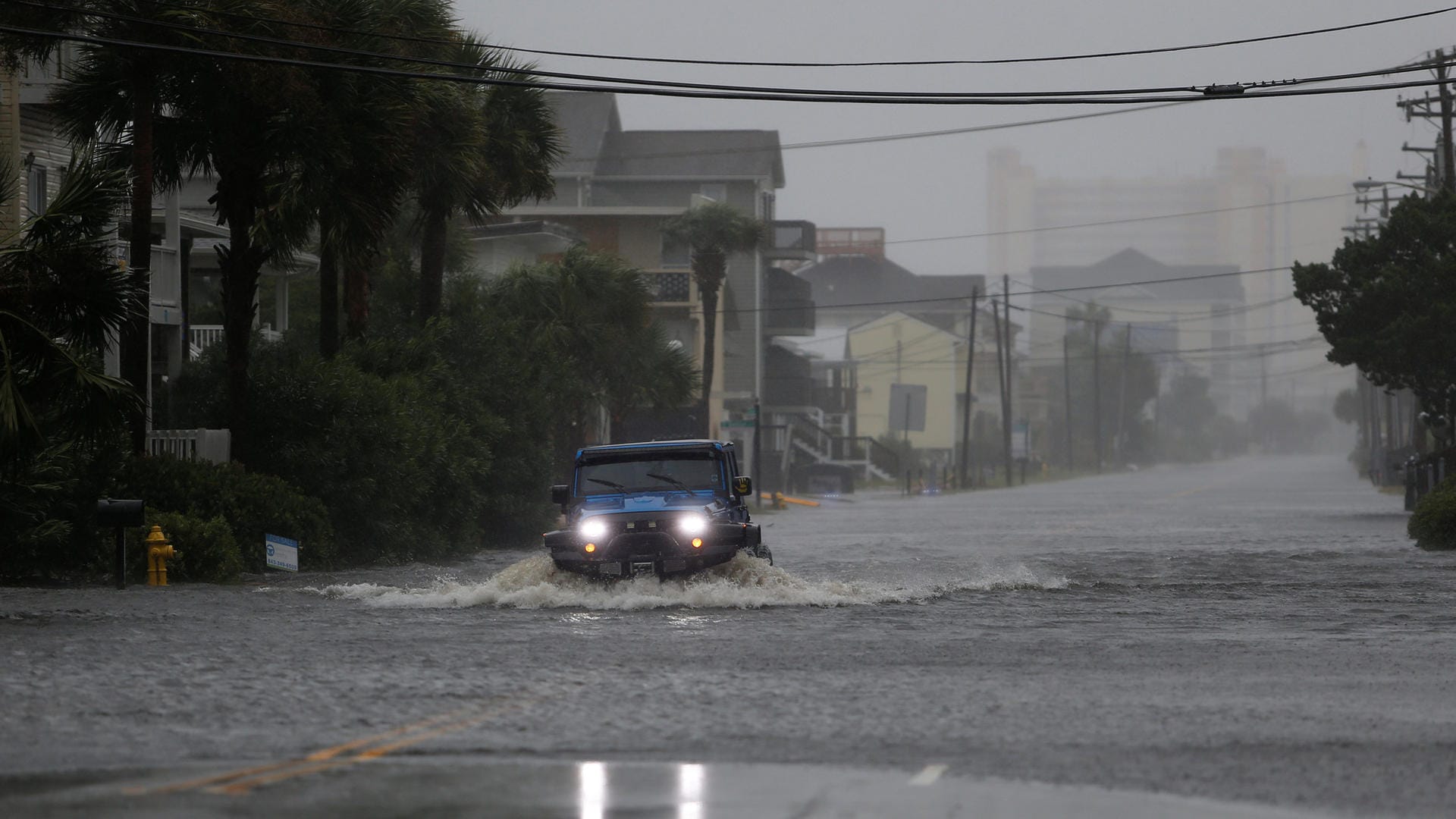 Ein Auto fährt über eine überflutete Straße in North Myrtle Beach, South Carolina: Das gefährlichste an "Florence", sagen Experten, sind die Wassermassen. Die Fluten könnten meterhoch werden.