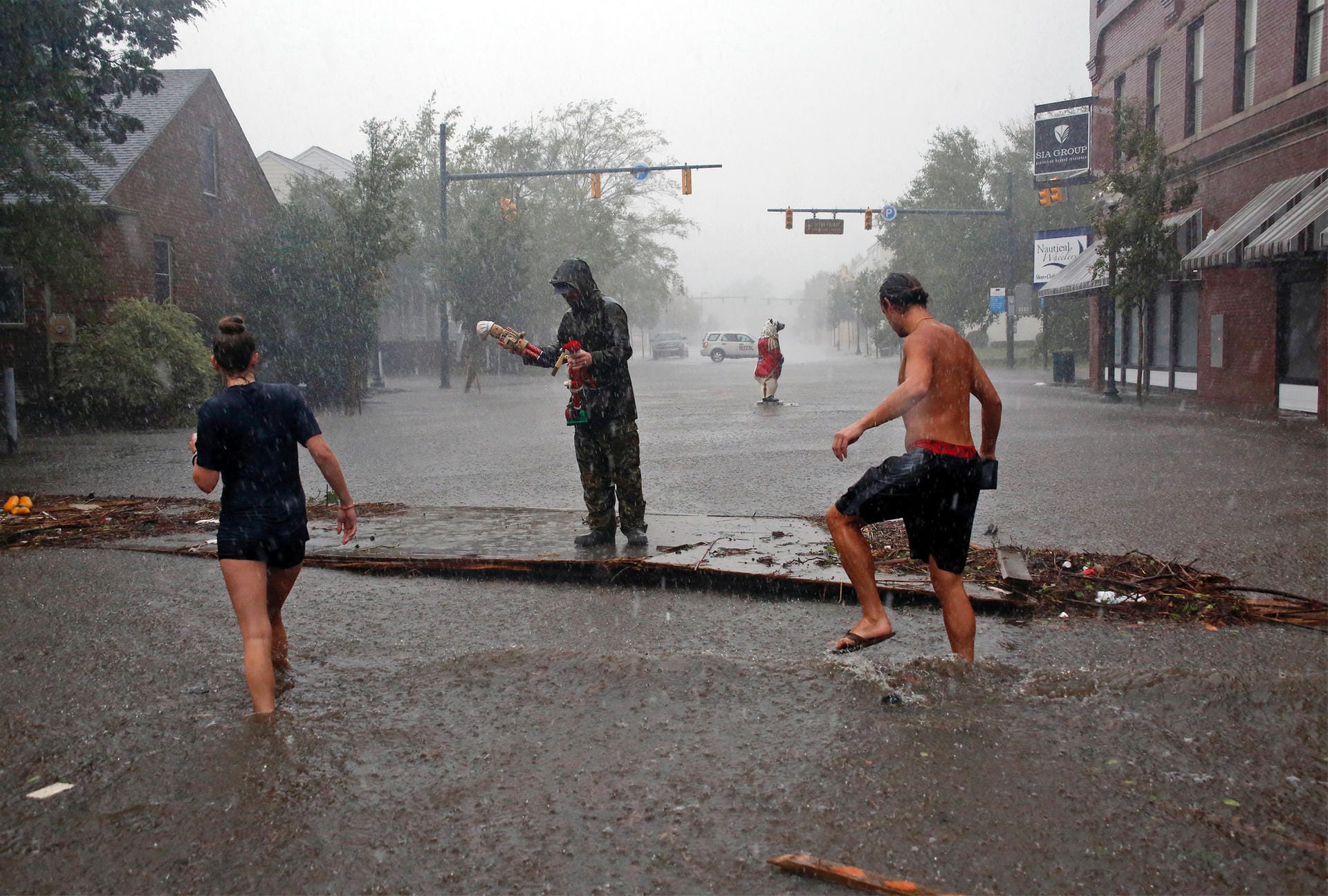 Nicht alle haben sich zurückgezogen. In New Bern waten Menschen durch das Hochwasser auf der Straße.