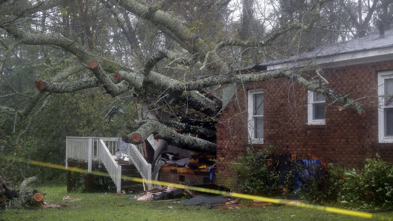 Ein umgestürzter Baum ist im US-Bundesstaat North Carolina in ein Haus gekracht.