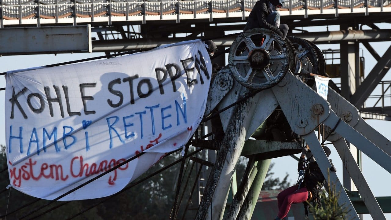 Aktivisten an einer Anlage auf dem Gelände des Braunkohlekraftwerks Niederaußem.
