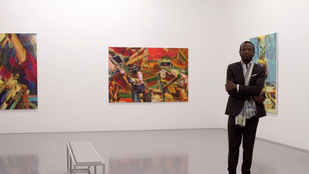 Der derzeitige Chef-Kurator Azu Nwagbogu in der Ausstellung zeitgenössischer Kunst von 29 Künstlern aus dem benachbarten Simbabwe.