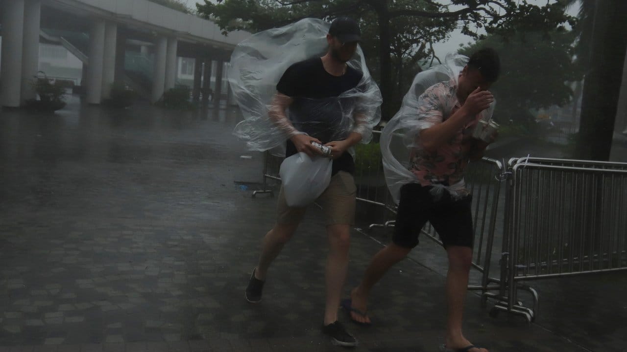 Weltuntergangsstimmung in Hongkong: Passanten trotzen dem Wind und Regen des Taifuns "Mangkhut".