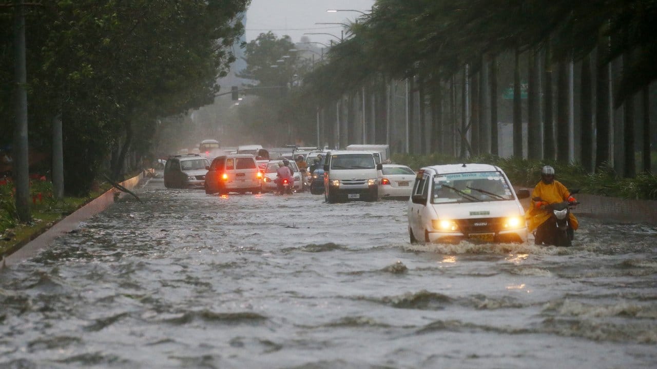 Überflutete Straße in der philippinischen Hauptstadt Manila.