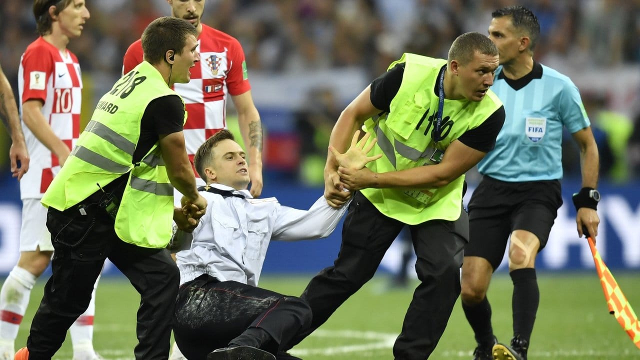 Als "Fußball-Flitzer" wurde Pjotr Wersilow beim WM-Spiel zwischen Frankreich und Kroatien im Moskauer Luschniki-Stadion weltweit bekannt. Als "Fußball-Flitzer" wurde Pjotr Wersilow beim WM-Spiel zwischen Frankreich und Kroatien im Moskauer Luschniki-Stadion weltweit bekannt.