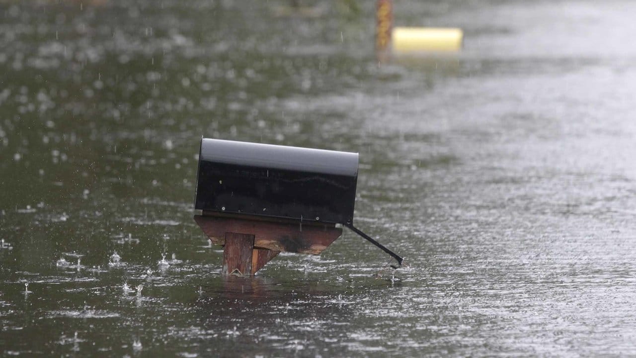Ein Briefkasten in einer überfluteten Straße von Newport im US-Bundesstaat North Carolina.