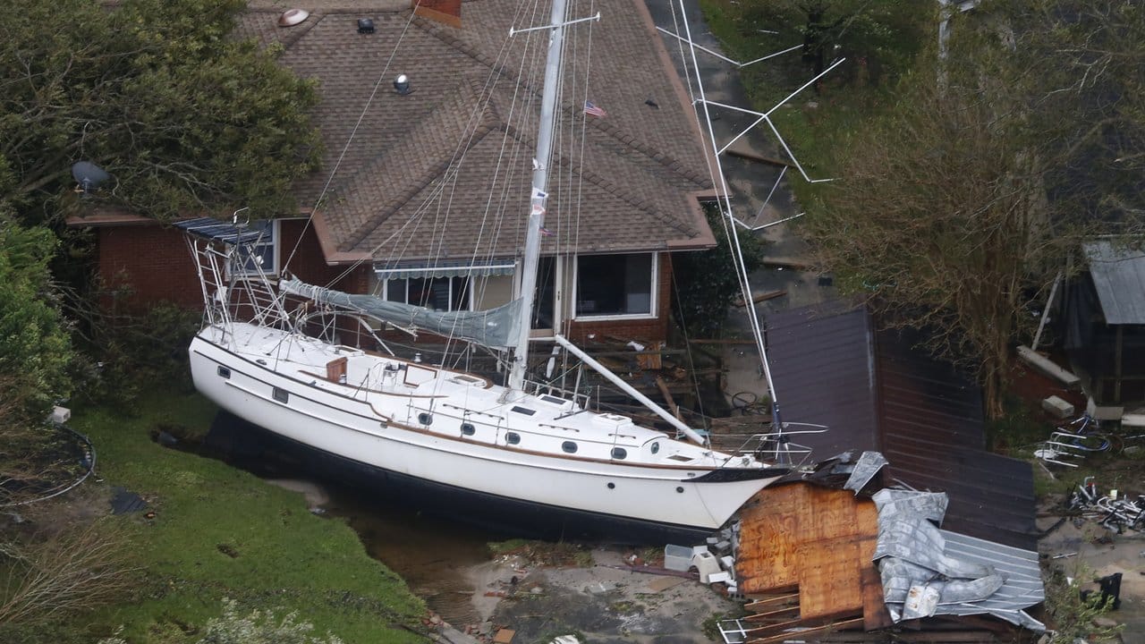 Ein Segelboot liegt in New Bern im US-Bundesstaat North Carolina vor einem Wohnhaus.