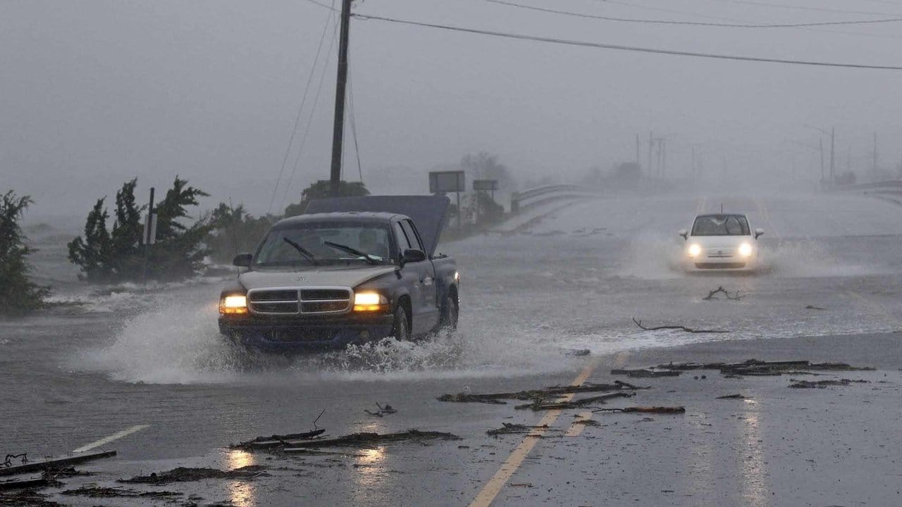 Autos auf dem überfluteten Highway 24 im US-Bundesstaat North Carolina.
