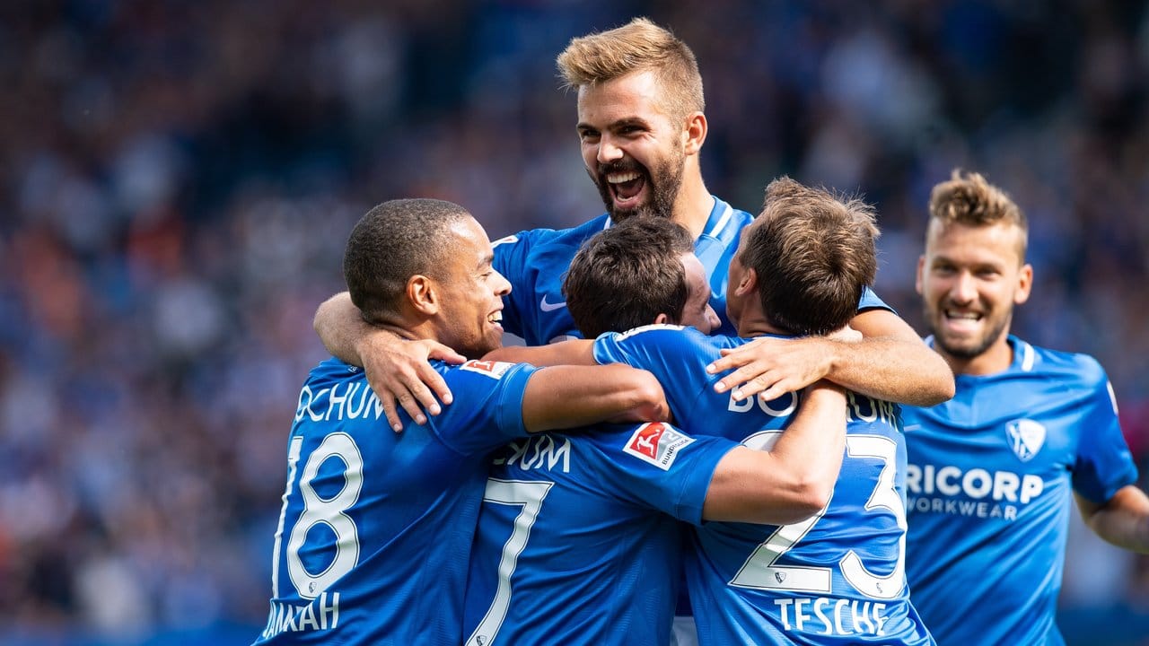 Bochums Lukas Hinterseer (M) erzielte drei Treffer beim 6:0-Sieg gegen Ingolstadt.