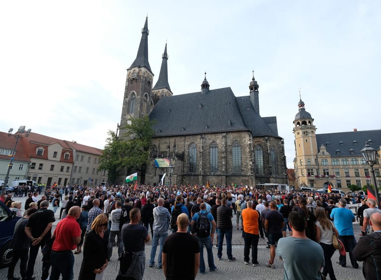 Auf dem selben Marktplatz vor der St. Jakobskirche stehen am Sonntag Teilnehmer einer Demonstration von rechtsgerichteten Bündnissen anlässlich des Todes eines 22-Jährigen in der Nacht zum 09.09.2018.