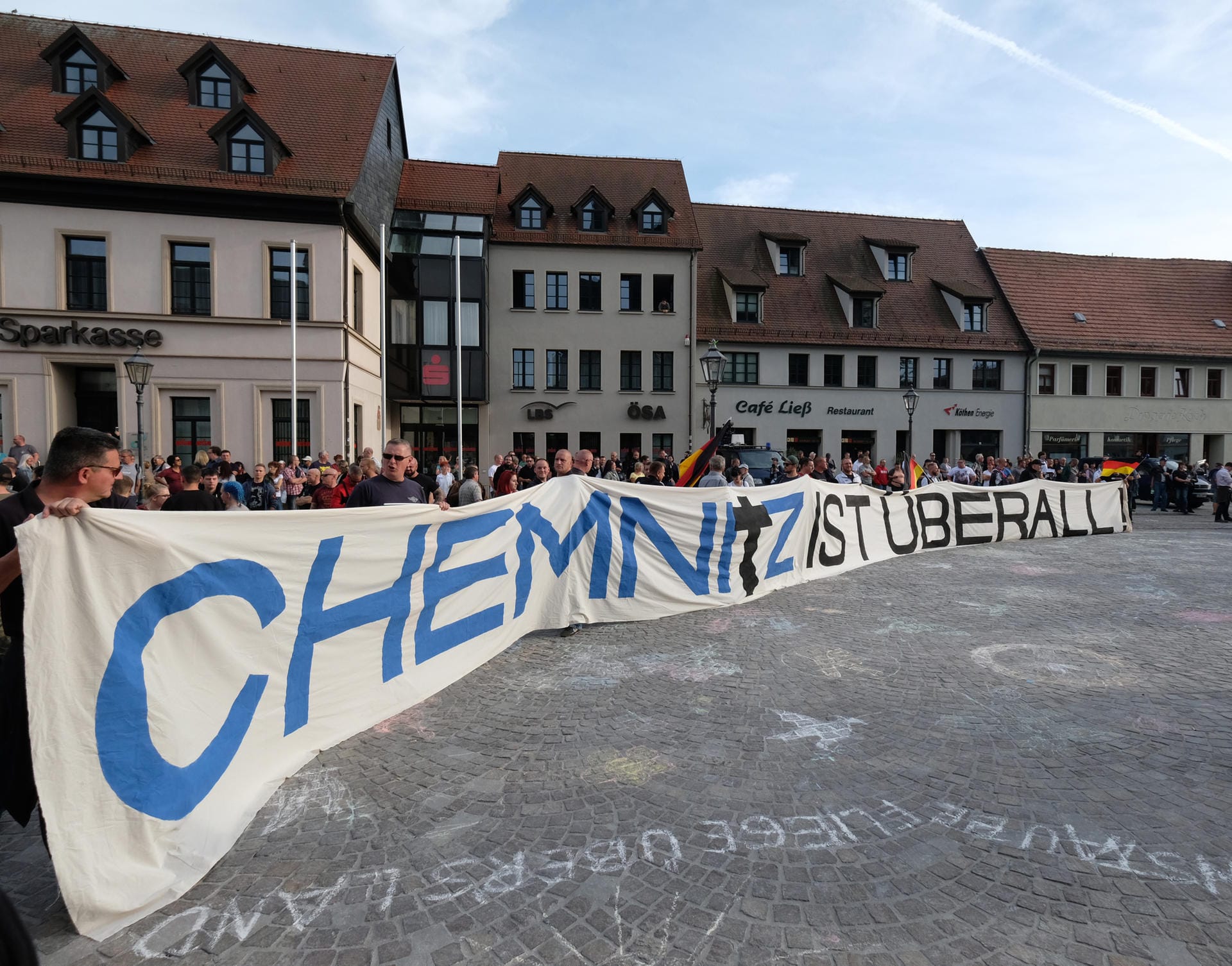 Die Teilnehmer der Demonstration der rechtsgerichteten Bündnisse anlässlich des Todes eines 22-Jährigen in der Nacht zum 09.09.2018 halten ein Transparent "Chemnitz ist überall!".
