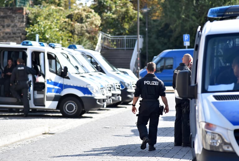 In der Zwischenzeit warten Polizisten auf den Beginn der Kundgebung «Der extremen Rechten entgegentreten». Mit der Kundgebung protestieren sie gegen die Demonstration der rechtsgerichteten Bündnisse.