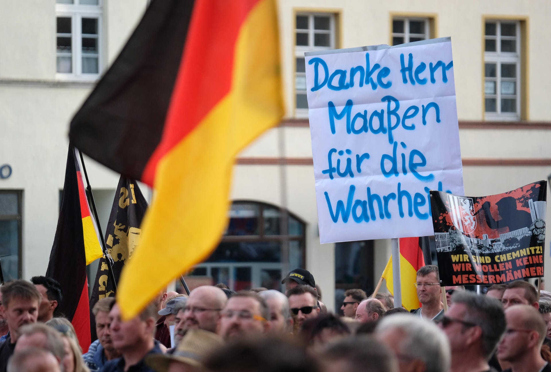 Teilnehmer der Demonstration von rechtsgerichteten Bündnissen halten ein Plakat "Danke Herr Maaßen für die Wahrheit".