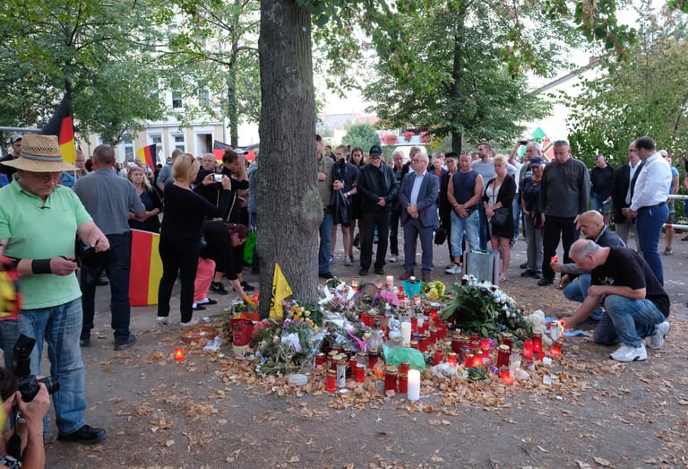 Die Teilnehmer der Demonstration der rechtsgerichteten Bündnisse anlässlich des Todes eines 22-Jährigen in der Nacht zum 09.09.2018 legen Kerzen und Blumen am Ort des Geschehens nieder.