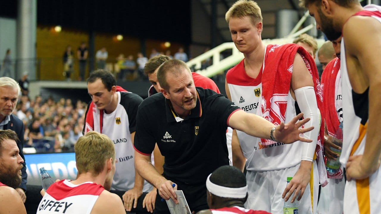 Bundestrainer Henrik Rödl (M) gibt seiner Mannschaft taktische Hinweise.