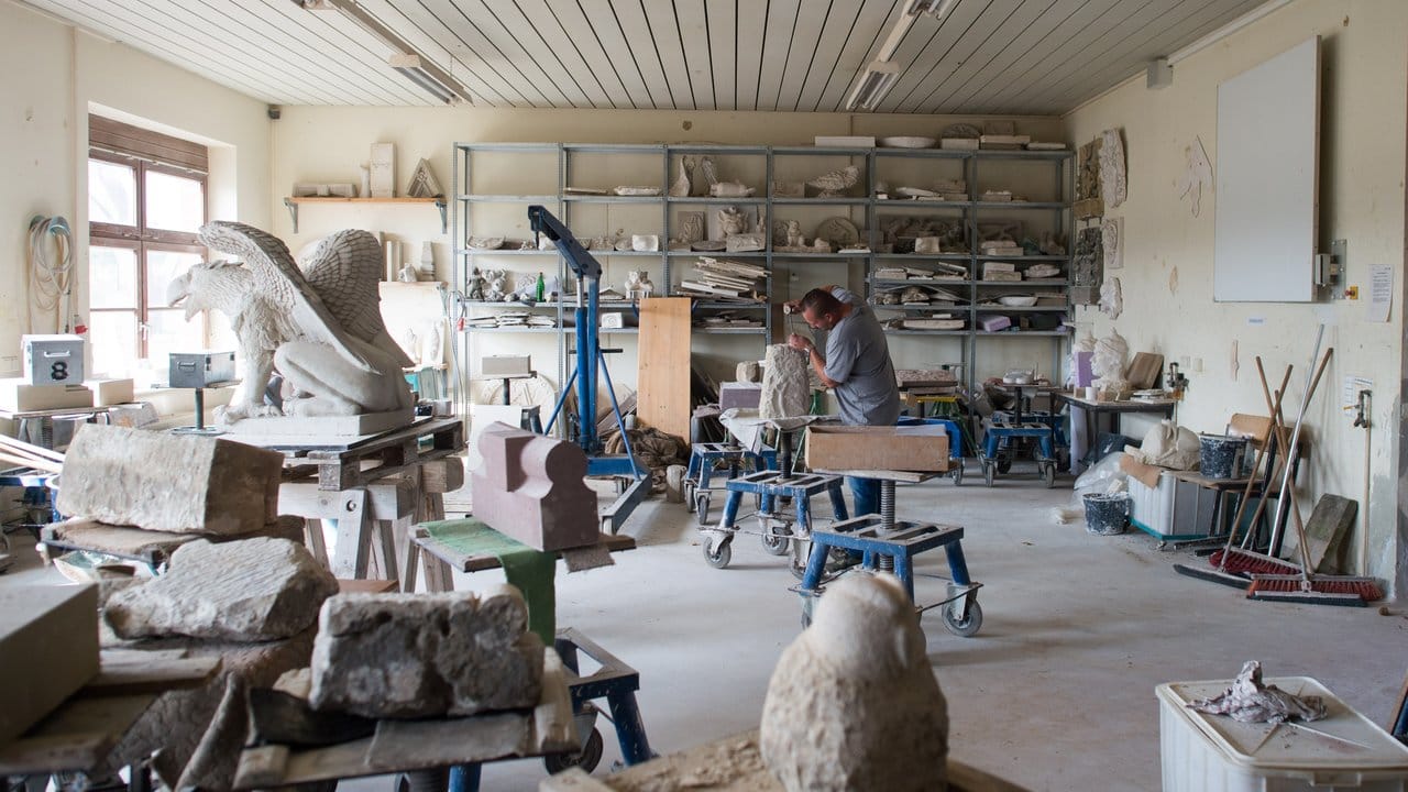 In der Steinmetz-Werkstatt im Ausbildungszentrum in Königslutter muss Michael Müller körperlich schwer arbeiten, kann aber zugleich auch kreativ sein.