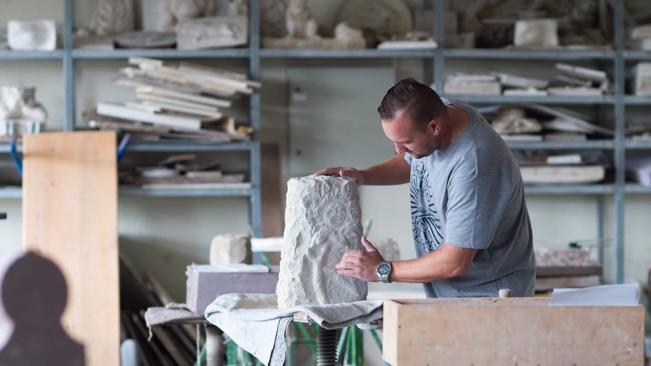 Als angehender Steinmetz lernt Michael Müller nicht nur die Herstellung von Grabmalen.