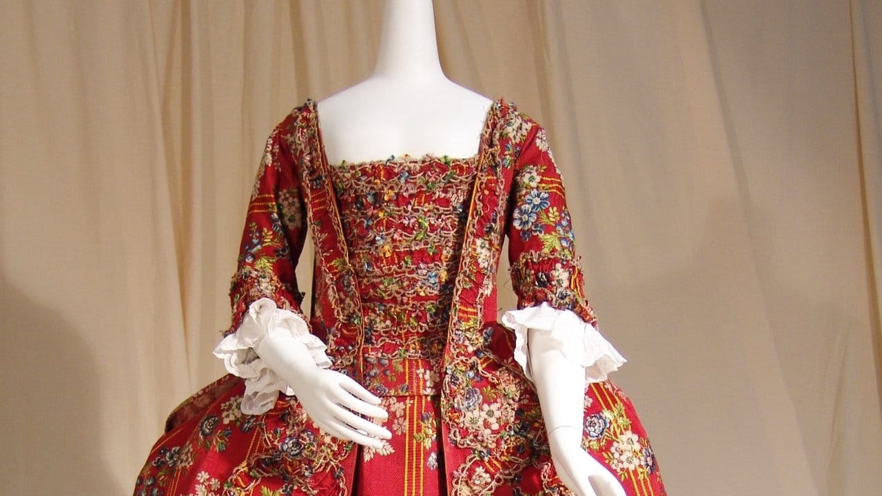 Ein Seidenbrokatkleid mit Stickereien stammt etwa aus dem Jahr 1760.