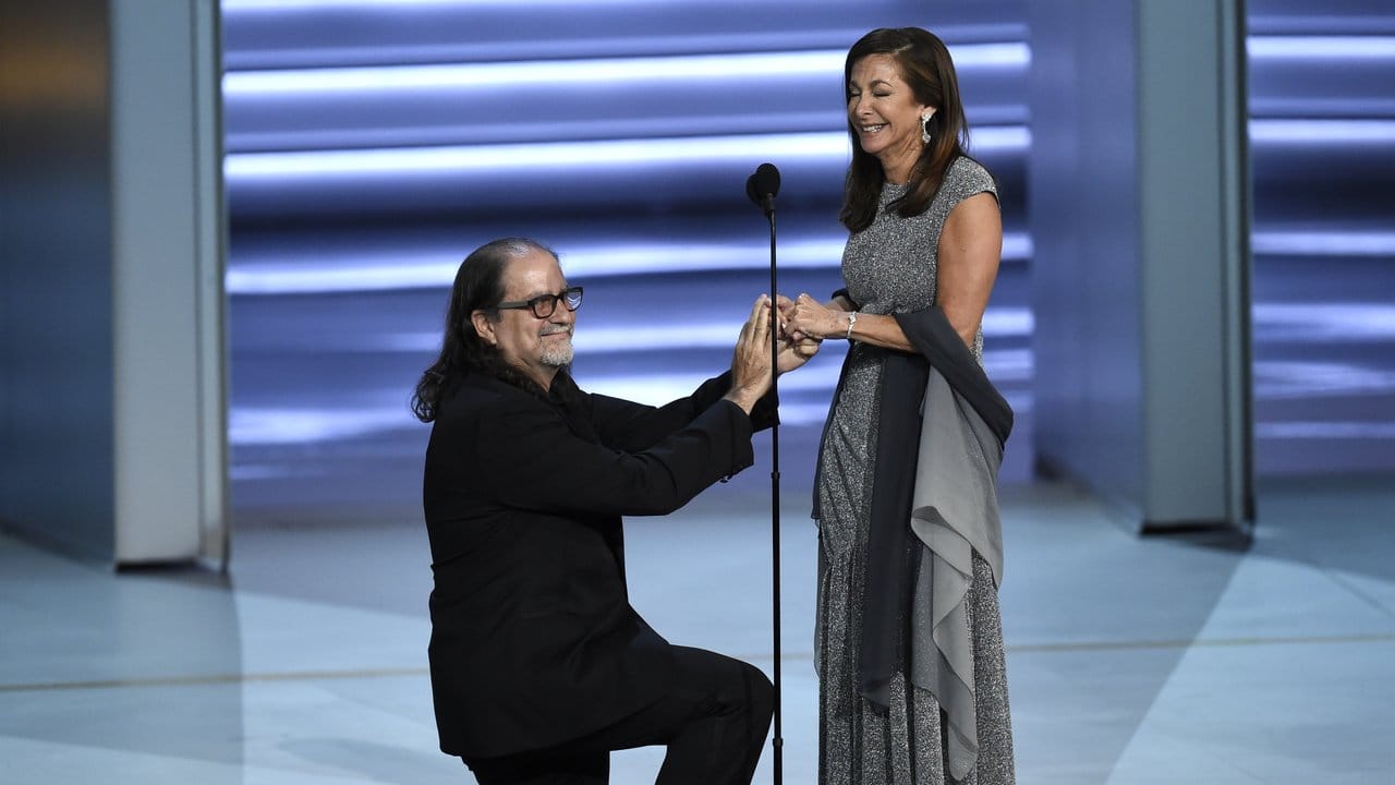 Emmy-Preisträger Glenn Weiss hält um die Hand seiner Freundin Jan Svendsen an.