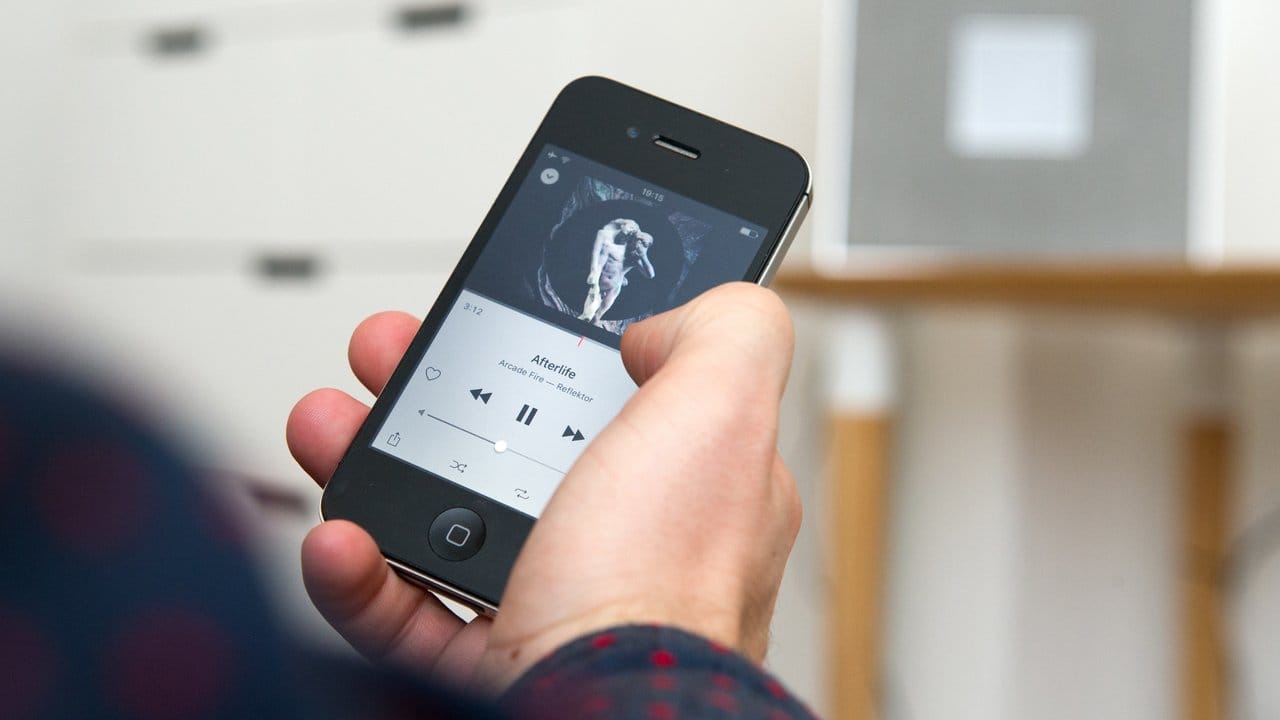 So ein iPhone 4 mag nicht mehr ganz taufrisch sein, taugt aber allemal noch als Zuspieler für Musik im Heimnetz. So ein iPhone 4 mag nicht mehr ganz taufrisch sein, taugt aber allemal noch als Zuspieler für Musik im Heimnetz.