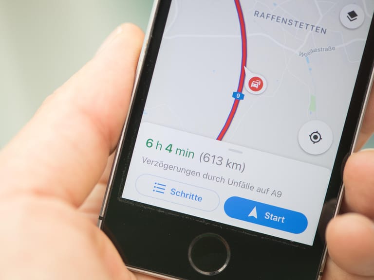 Das Handy als Navi: Wenn das alte Smartphone GPS-fähig ist, kann es den Weg weisen oder als digitales Fahrtenbuch dienen.
