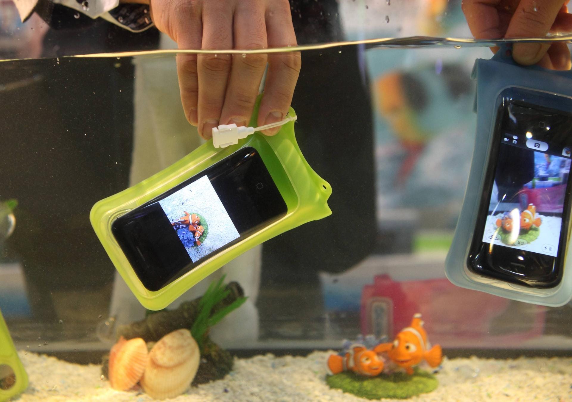 Ein Smartphone taucht ab: Mit einer speziellen Hülle kann ein Smartphone als Unterwasserkamera dienen.