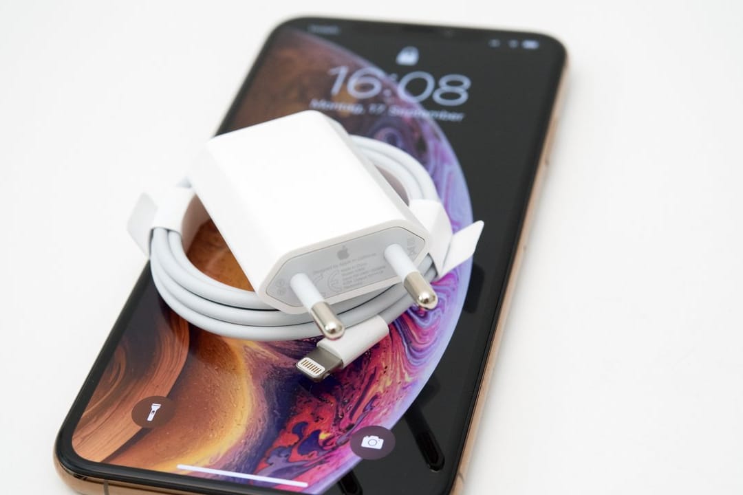 Man könnte meinen, ein Schnellladegerät sei heute Standard in der Smartphone-Spitzenklasse.