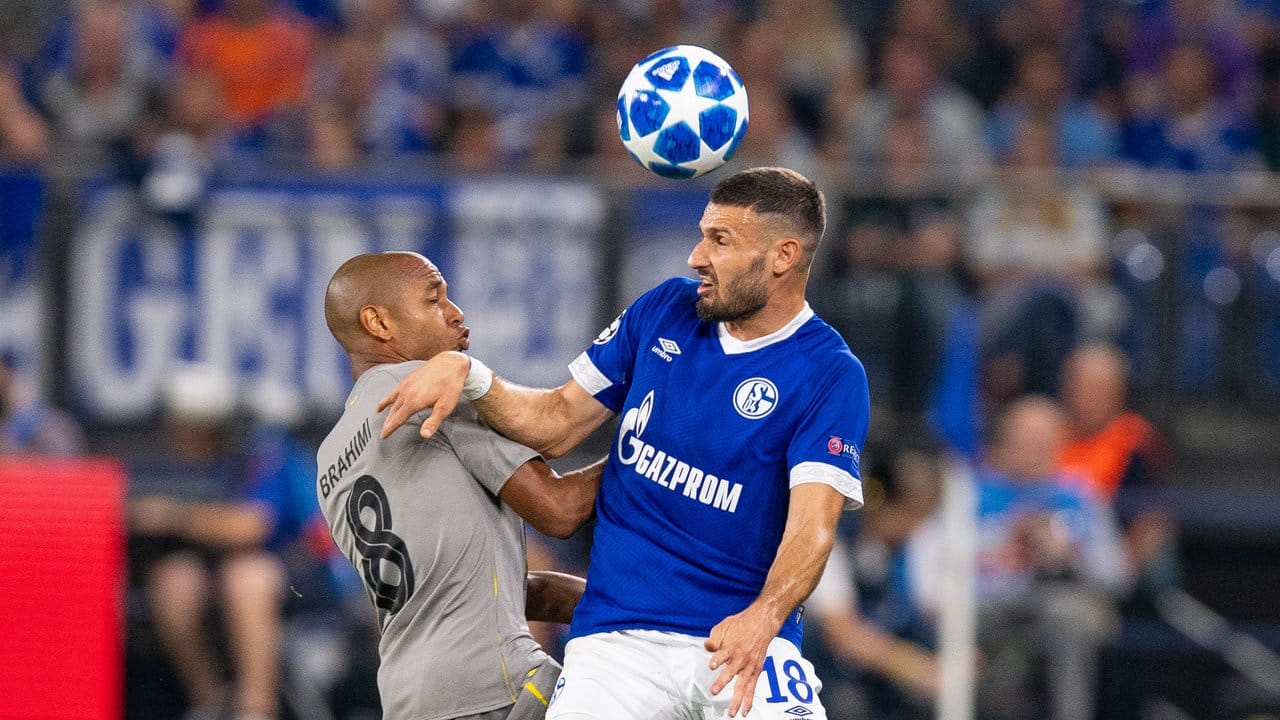 Schalkes Daniel Caligiuri (r) und Yacine Brahimi vom FC Porto kämpfen um den Ball.