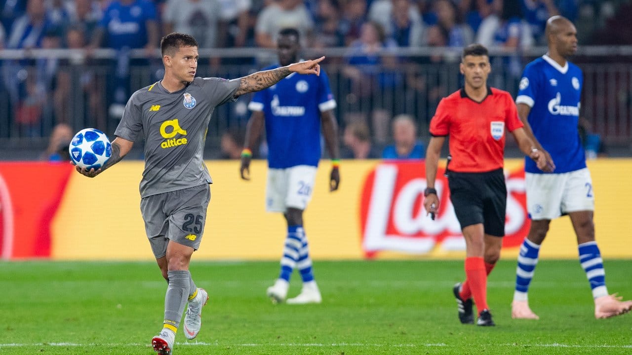 Otavio (l) bejubelt sein Tor zum 1:1 gegen Schalke per Elfmeter.