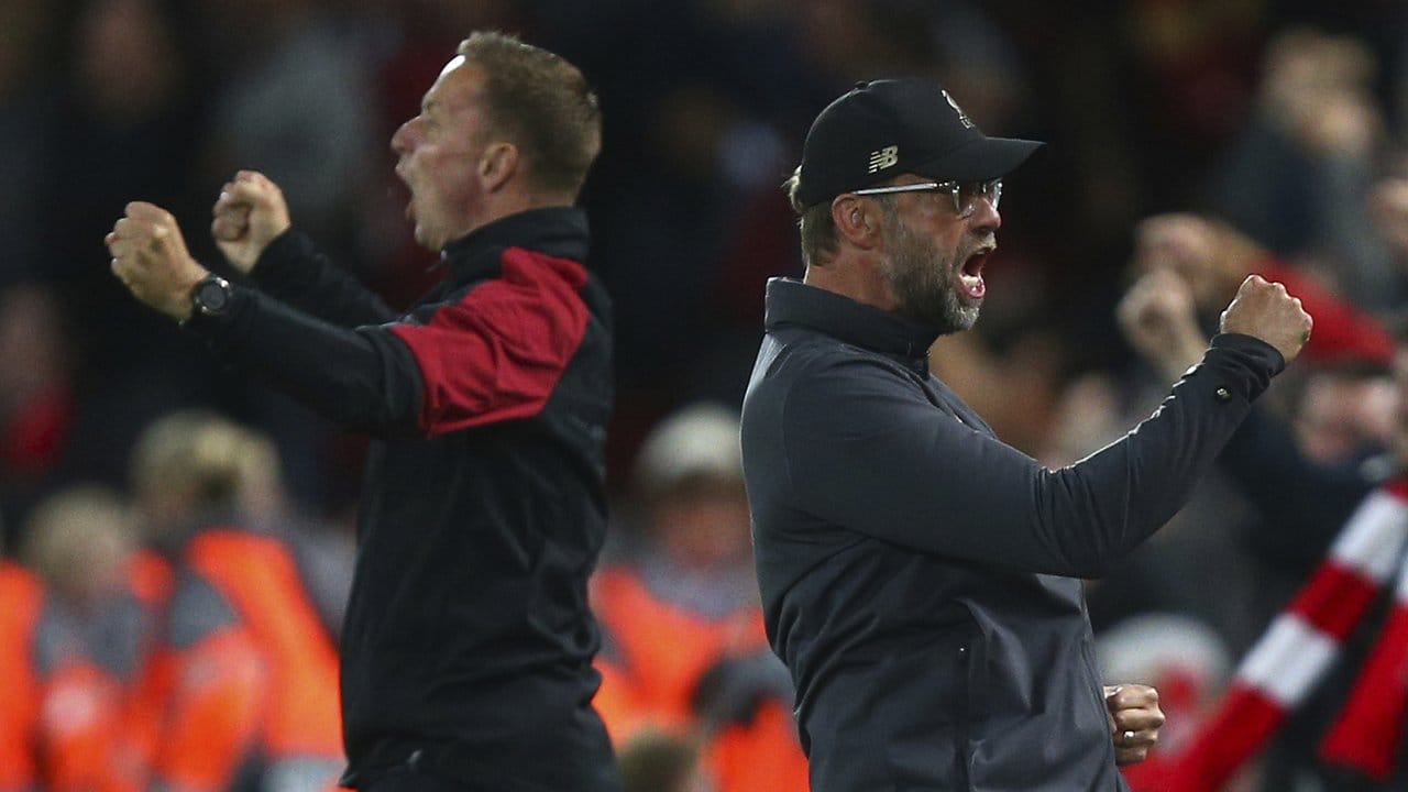Liverpools Trainer Jürgen Klopp (r) jubelt nach dem ersten Treffer seiner Mannschaft gegen Paris Saint-Germain.