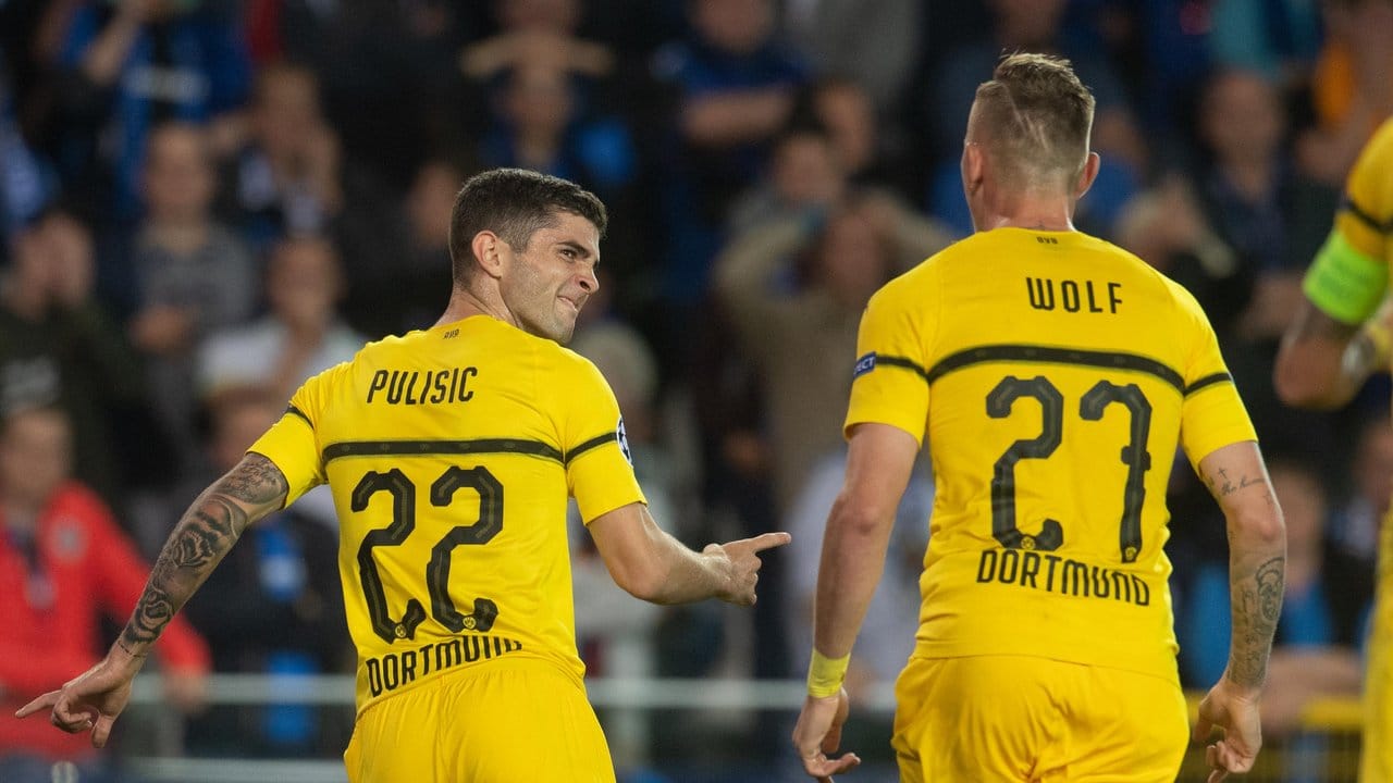 Dortmunds Christian Pulisic (l) jubelt über seinen Treffer zum 1:0 gegen den FC Brügge.