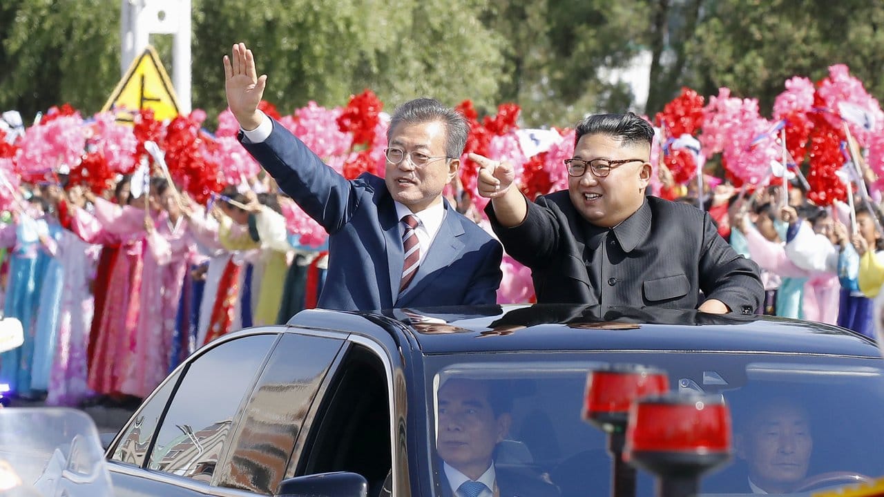 Südkoreas Präsident Moon Jae In (l) und Nordkoreas Machthaber Kim Jong Un fahren durch Pjöngjang.
