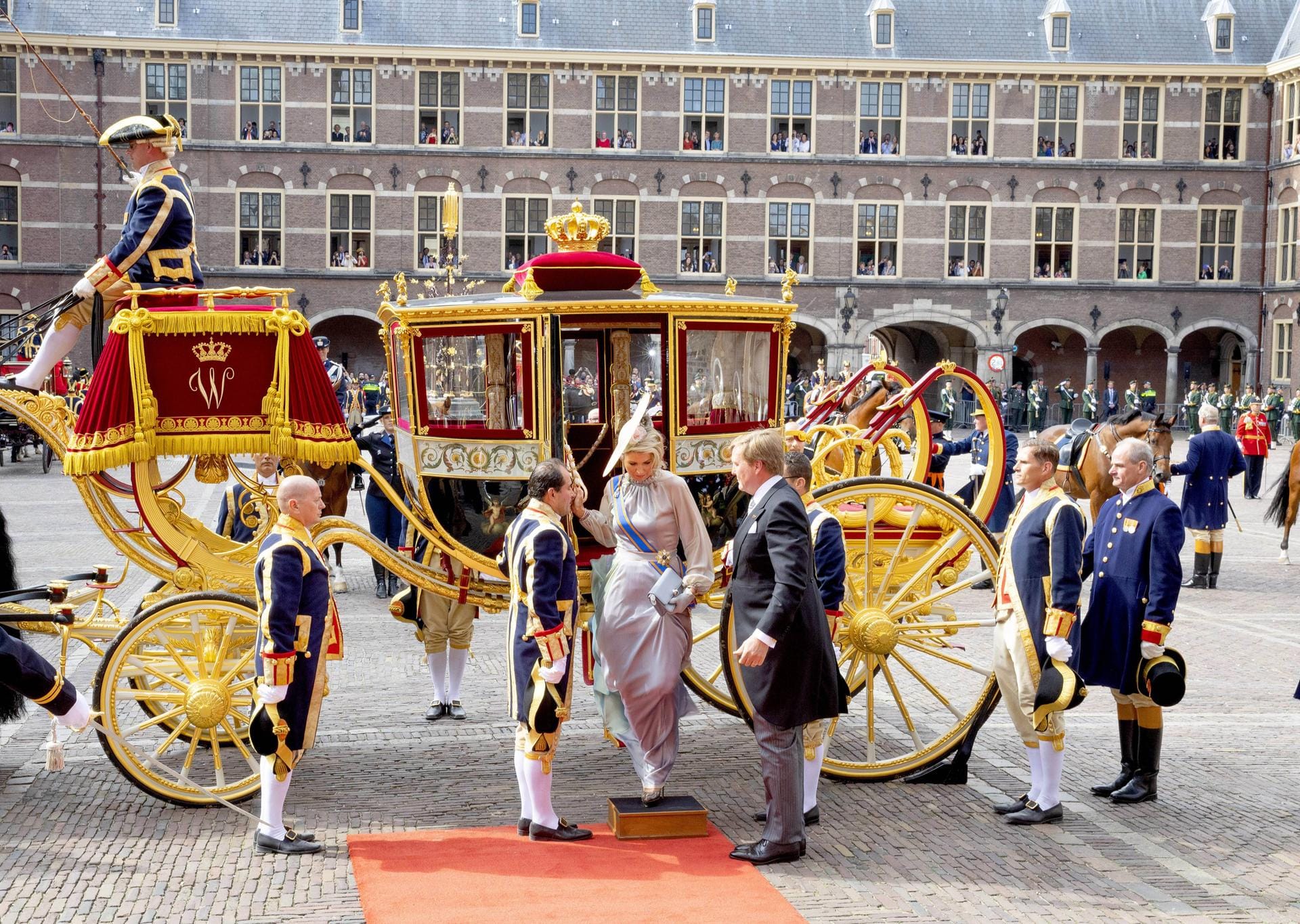 Galant: König Willem Alexander hilft seiner Máxima beim Aussteigen aus der Kutsche.