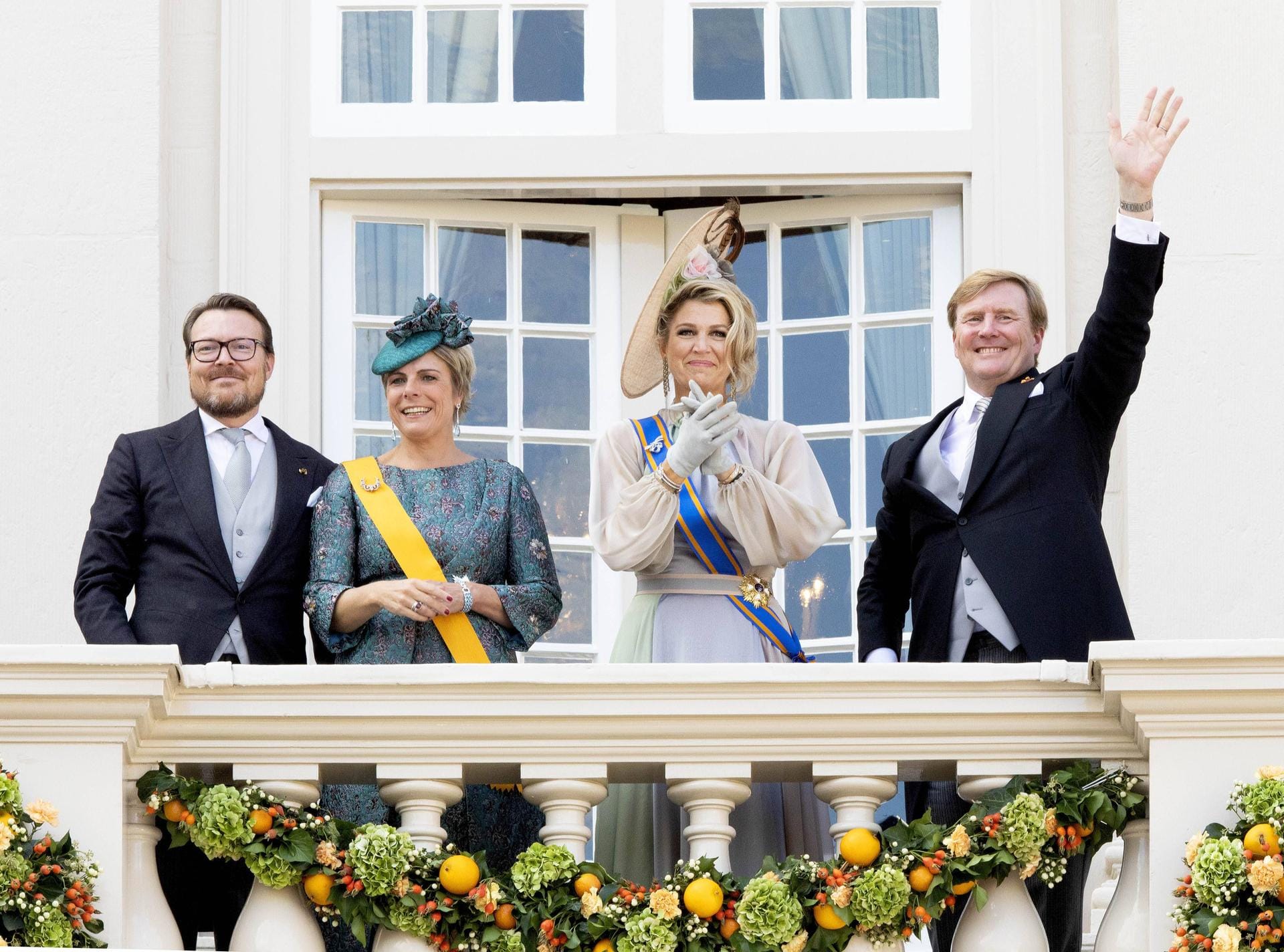 Glücklich versammelt: Prinz Constantijn, Prinzessin Laurentien, Königin Màxima und König Willem Alexander sind gerührt von dem Empfang, der ihnen geboten wurde.