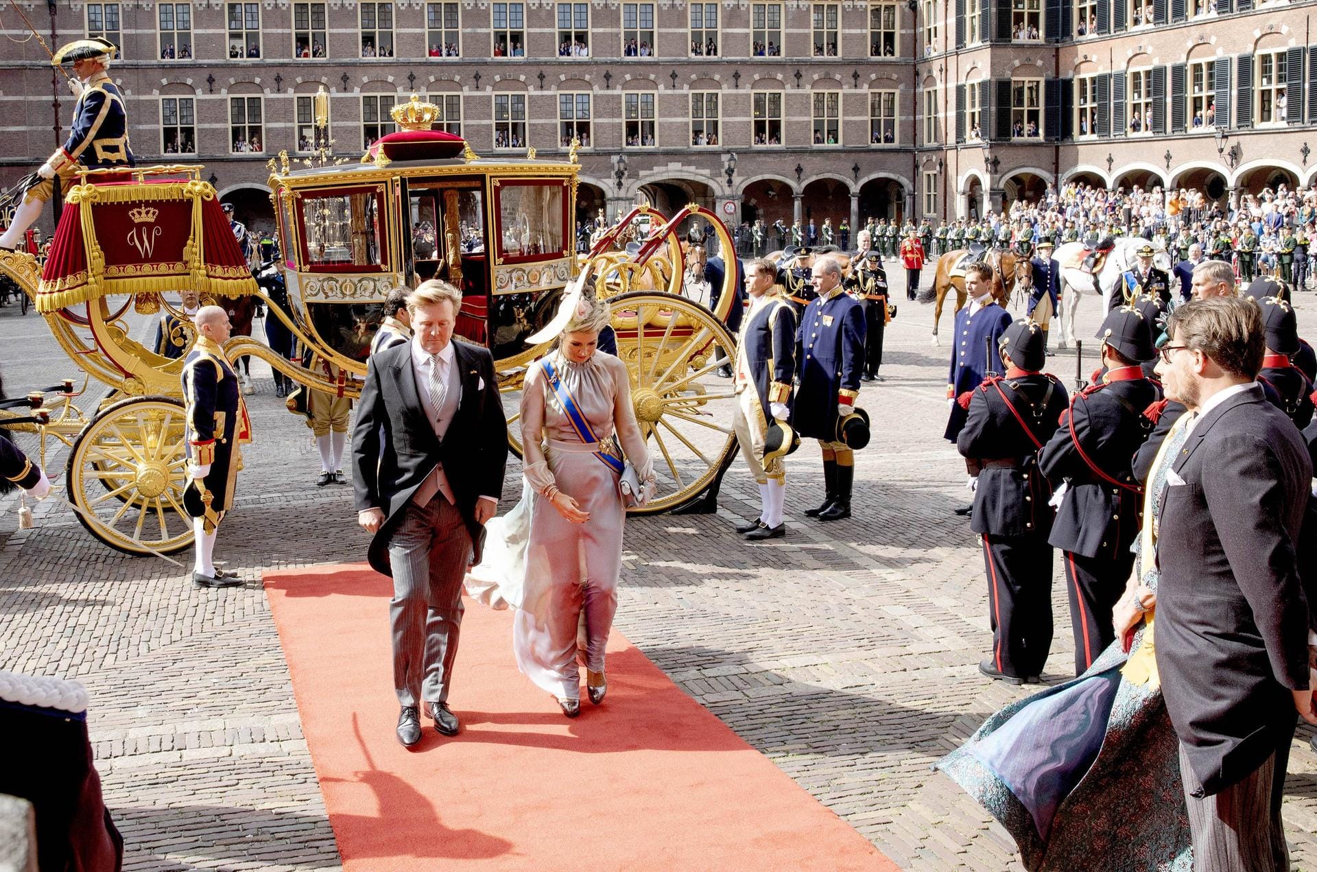 Kleid mit Durchblick: Màxima der Niederlande kämpft ein wenig mit ihrem Outfit, das vom Wind zerzaust wird.