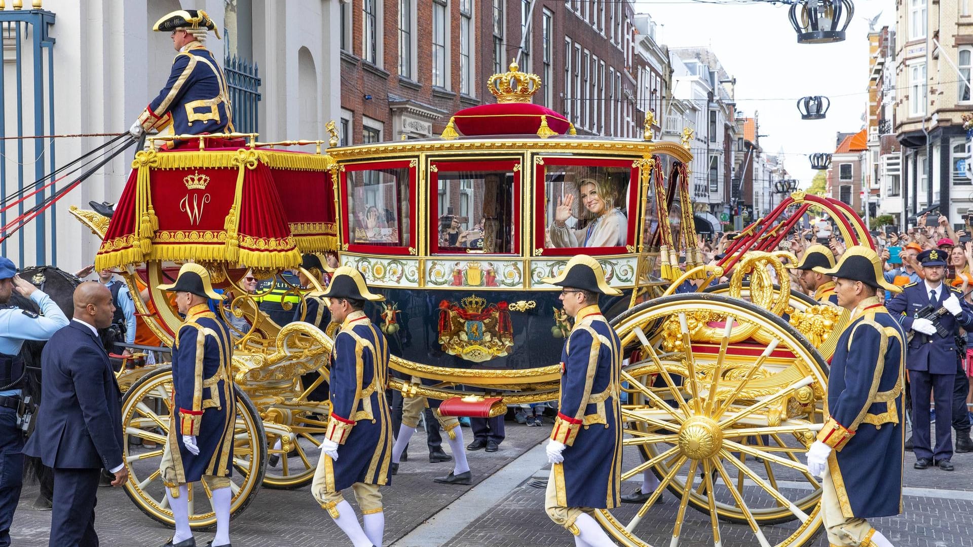 Mit der Kutsche durch die Stadt: So märchenhaft ging es für den König und die Königin zum traditionellen Termin.