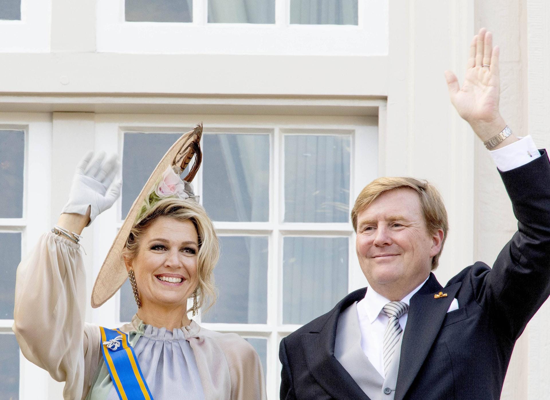 Glückliches Königspaar: Màxima und Willem Alexander werden vom Volk gefeiert und grüßen fröhlich vom Balkon des Palastes.