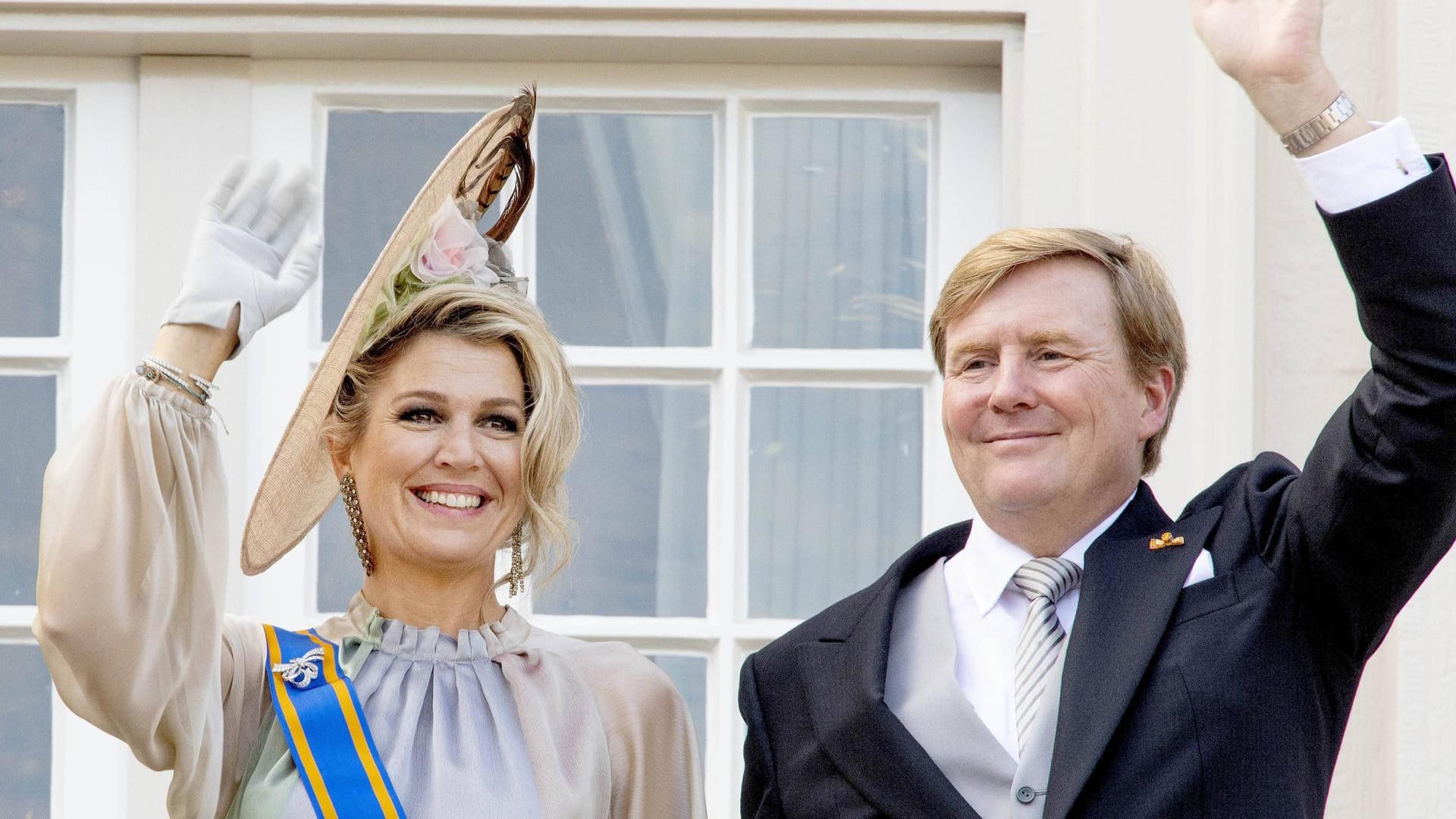 Glückliches Königspaar: Màxima und Willem Alexander werden vom Volk gefeiert und grüßen fröhlich vom Balkon des Palastes.