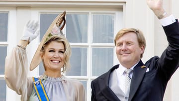 Glückliches Königspaar: Màxima und Willem Alexander werden vom Volk gefeiert und grüßen fröhlich vom Balkon des Palastes.