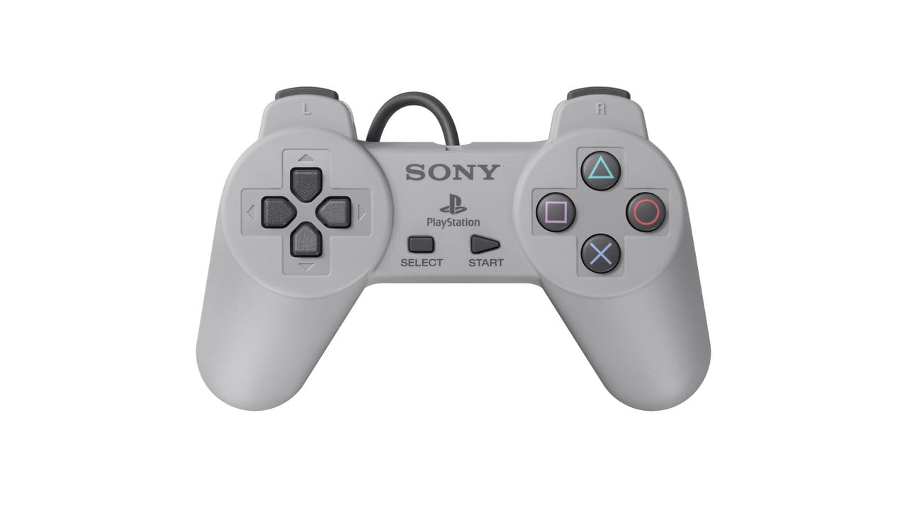 Als Controller liegen die ersten Playstation-Gamepads ohne Analogsticks bei.