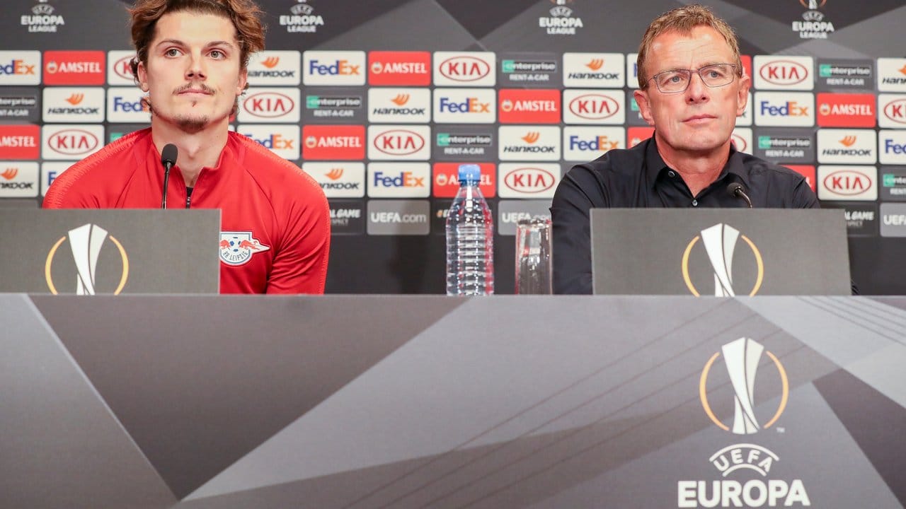 Leipzigs Trainer und Sportdirektor Ralf Rangnick (r) und RB-Spieler Marcel Sabitzer bei der Pressekonferenz zum Spiel gegen Salzburg.