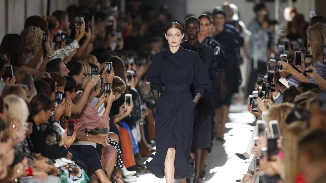 Mäntel sind der Markenkern von Max Mara: Gigi Hadid führt die Riege der Models an.